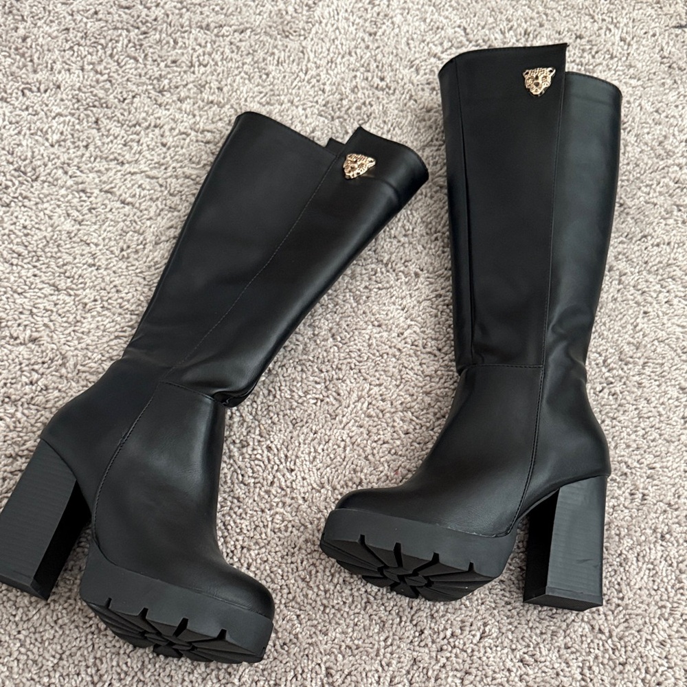 Chic Black Heeled Boots with Gold Accent